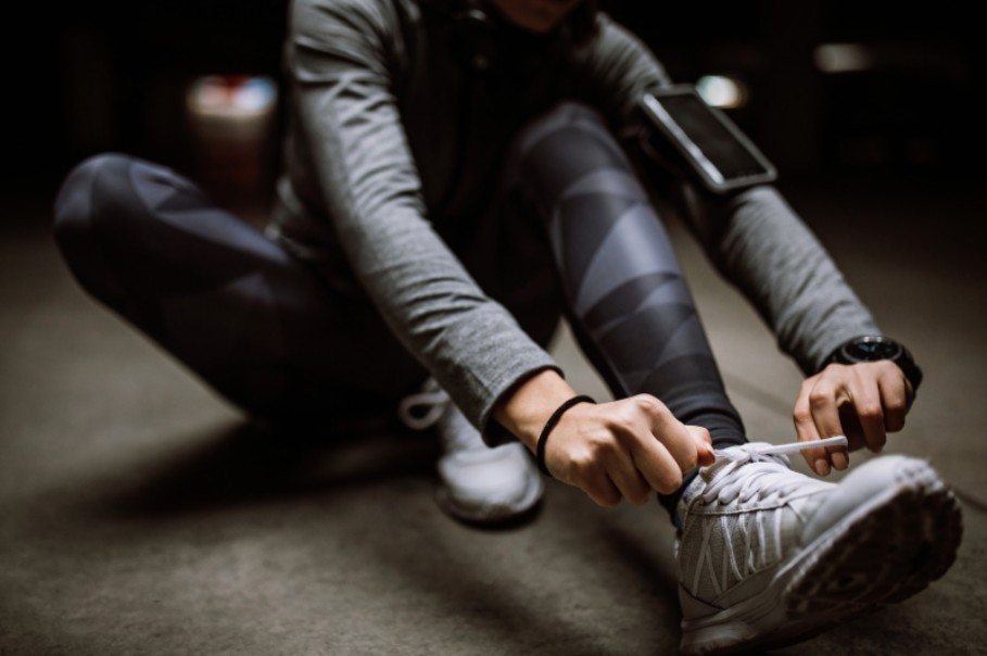 飛砂風中轉 V 隨時聽命站起來